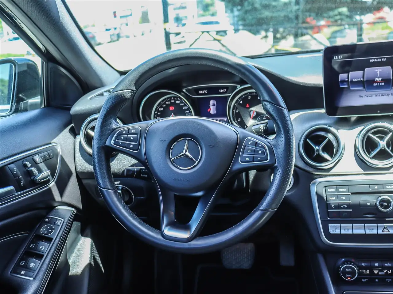 Mercedes-Benz GLA снимка Mercedes-Benz GLA
