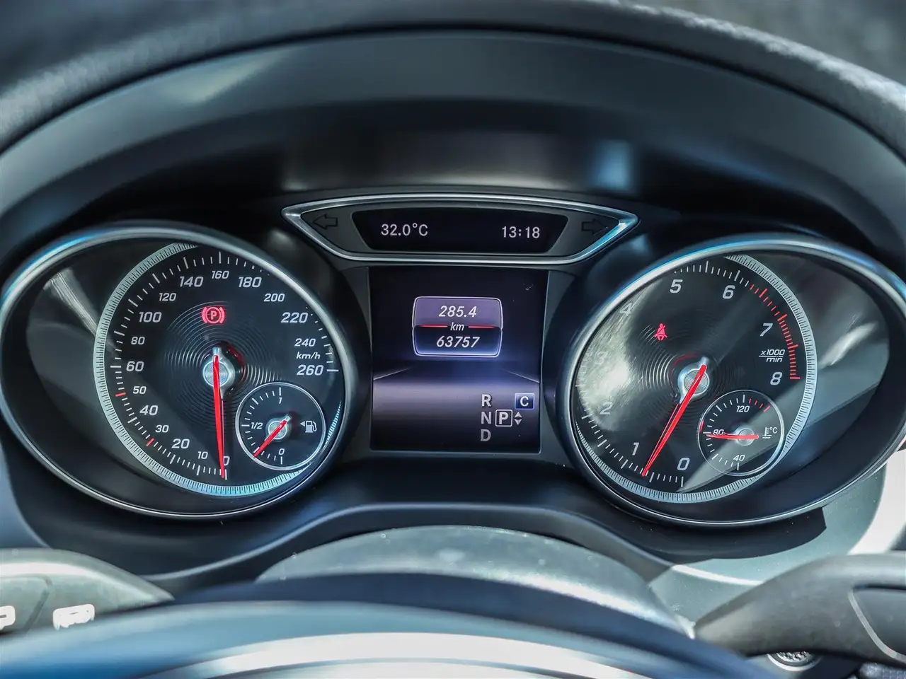 Mercedes-Benz GLA снимка Mercedes-Benz GLA