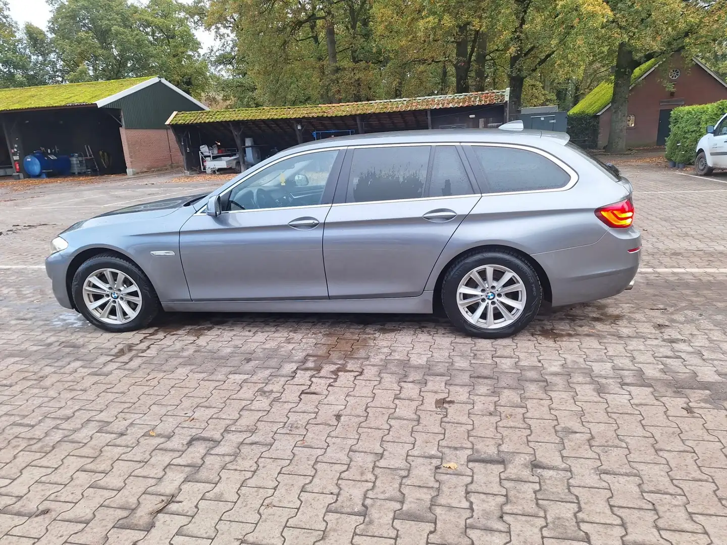 BMW 530 530d Touring Aut. Grau - 2