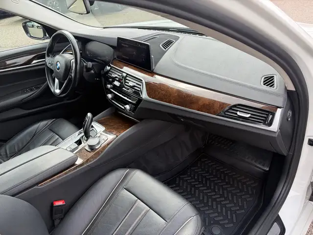 BMW 5 Series view 13