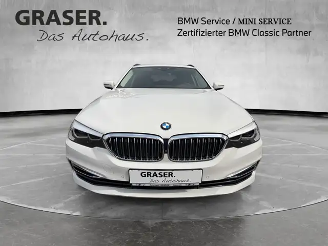 BMW 5 Series view 9