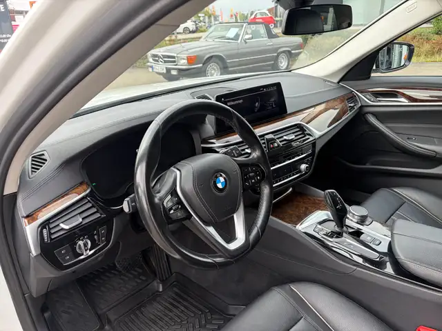 BMW 5 Series view 10