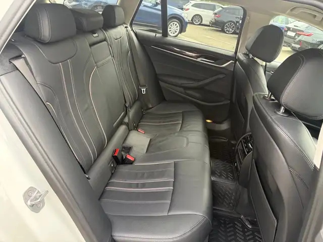 BMW 5 Series view 15