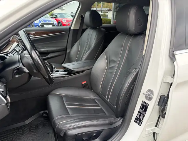BMW 5 Series view 11