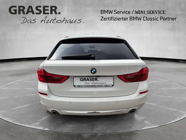 BMW 5 Series view 5