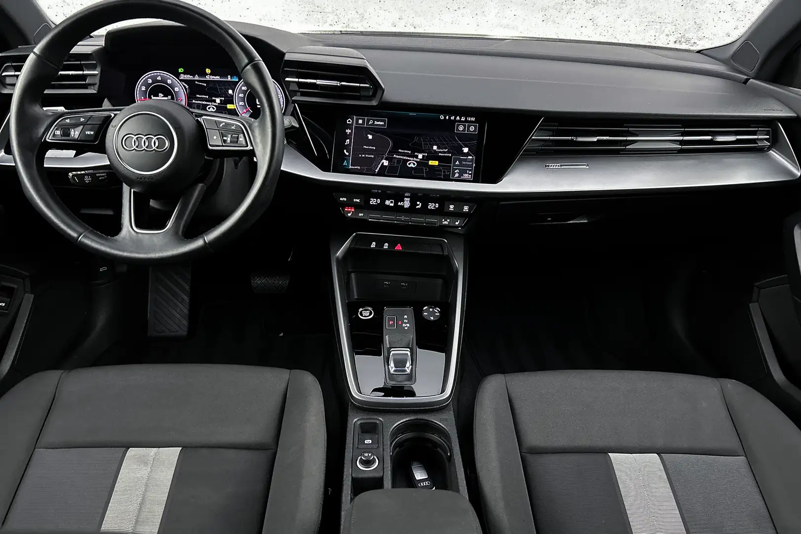 Audi A3 Limousine 30 TFSI Business edition | LED koplampen Blauw - 2