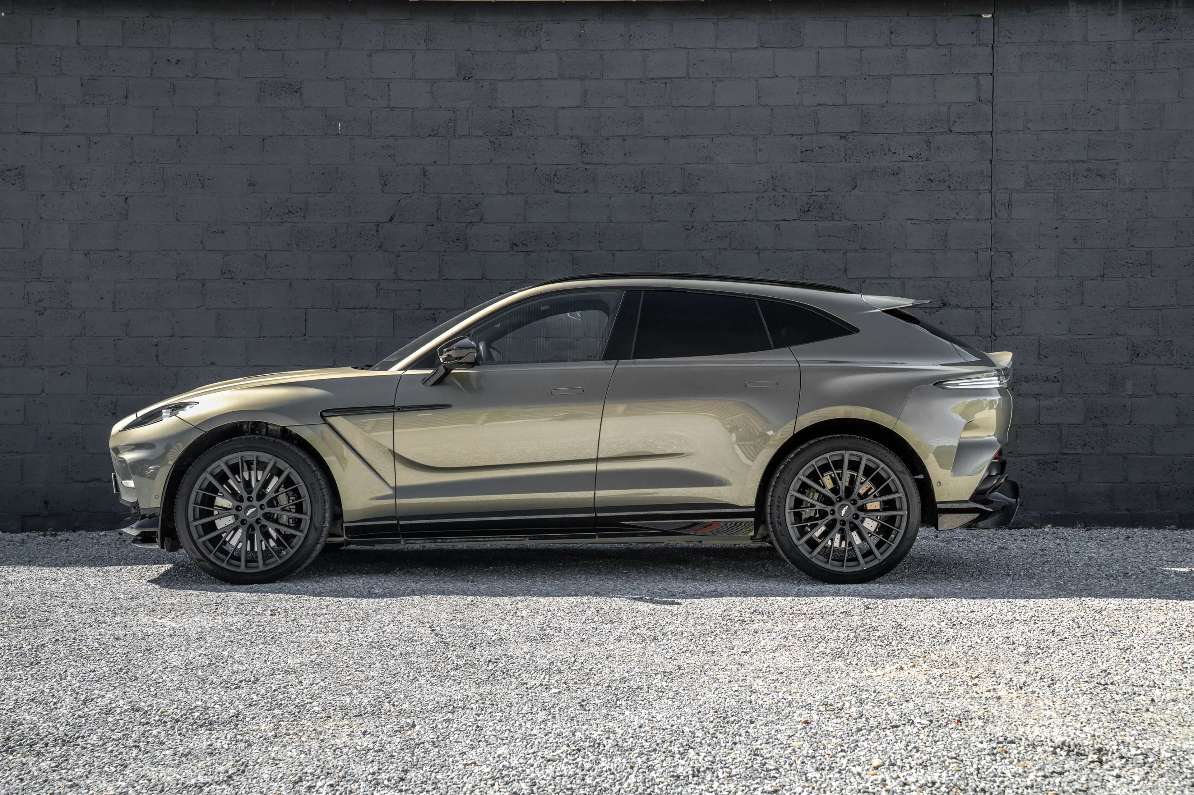 Aston Martin DBX 4.0T 707PK *FULL OPTION* *BELGIAN CAR* *FULL SERVICE* — photo 2