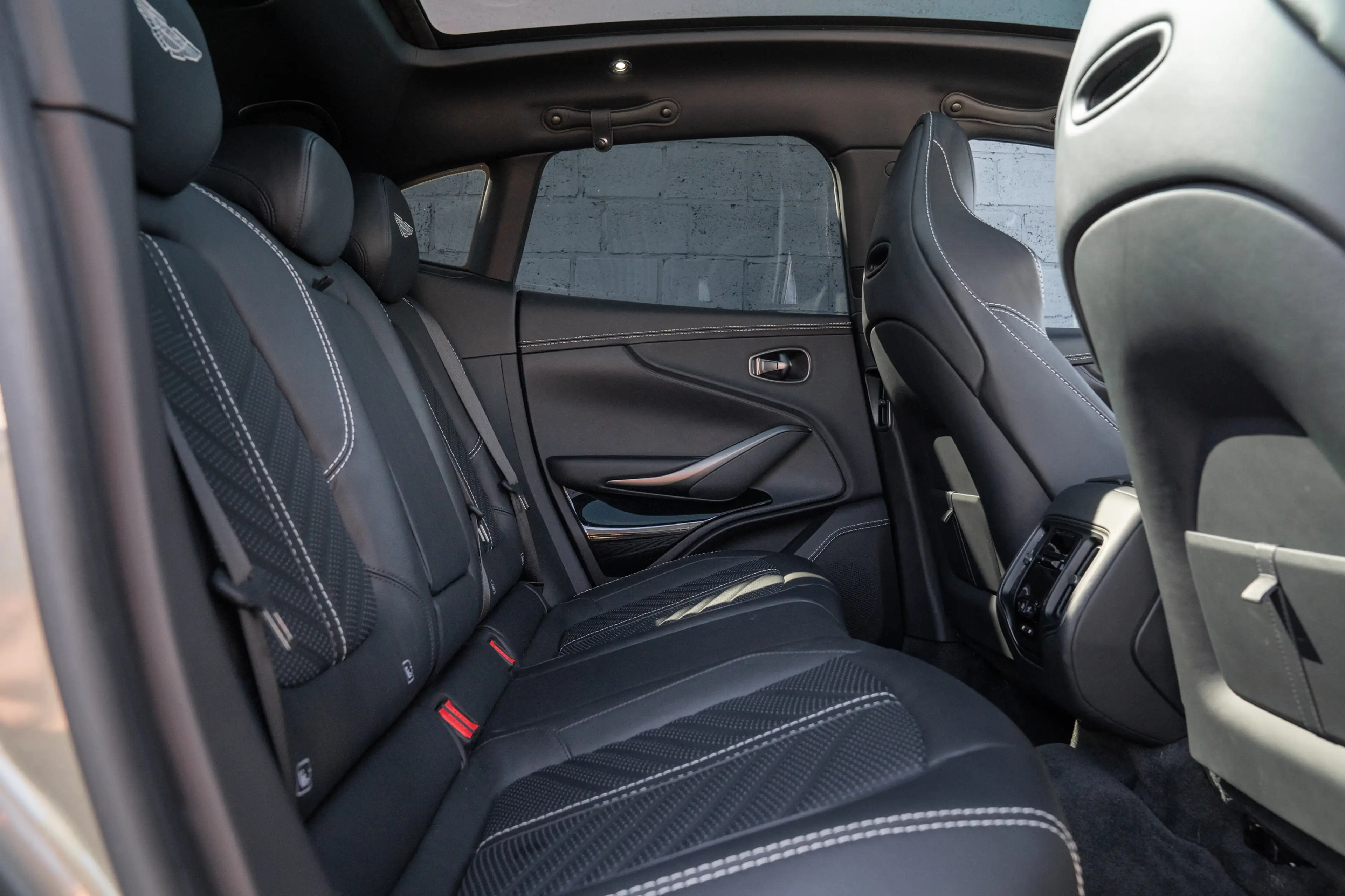 Aston Martin DBX 4.0T 707PK *FULL OPTION* *BELGIAN CAR* *FULL SERVICE* — photo 8