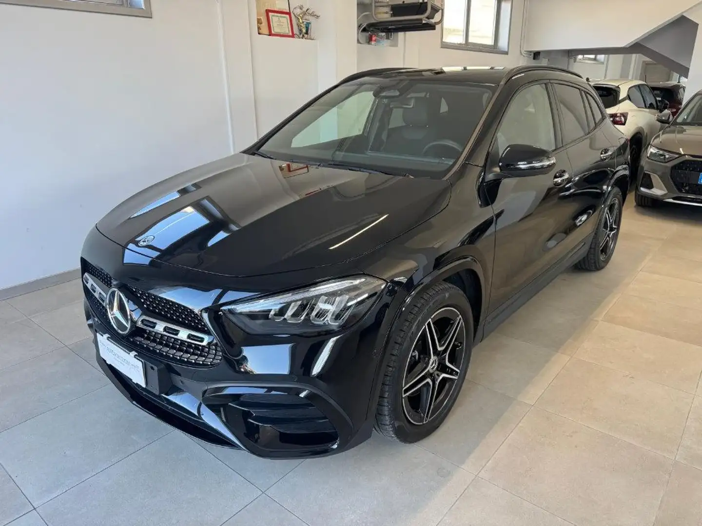 Mercedes-Benz GLA 180 d Automatic AMG Line Advanced Plus Zwart - 1