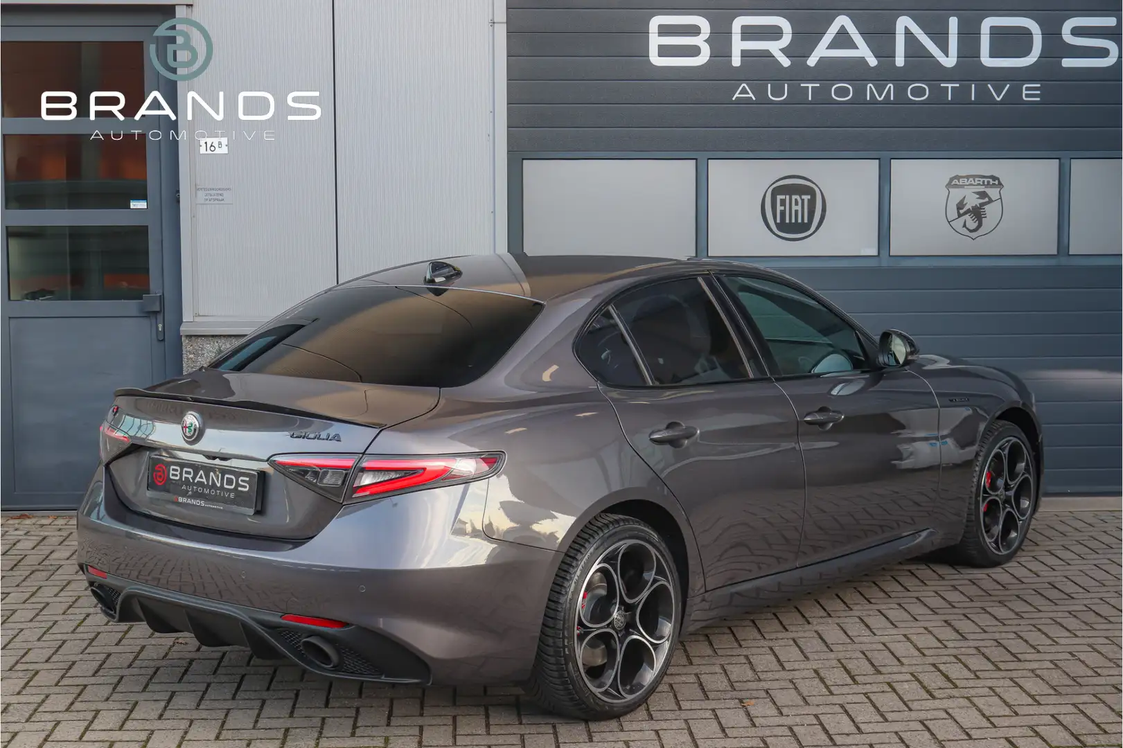 Alfa Romeo Giulia 2.0 Veloce Q4 Vol opties 280PK Facelift Garantie Grau - 2