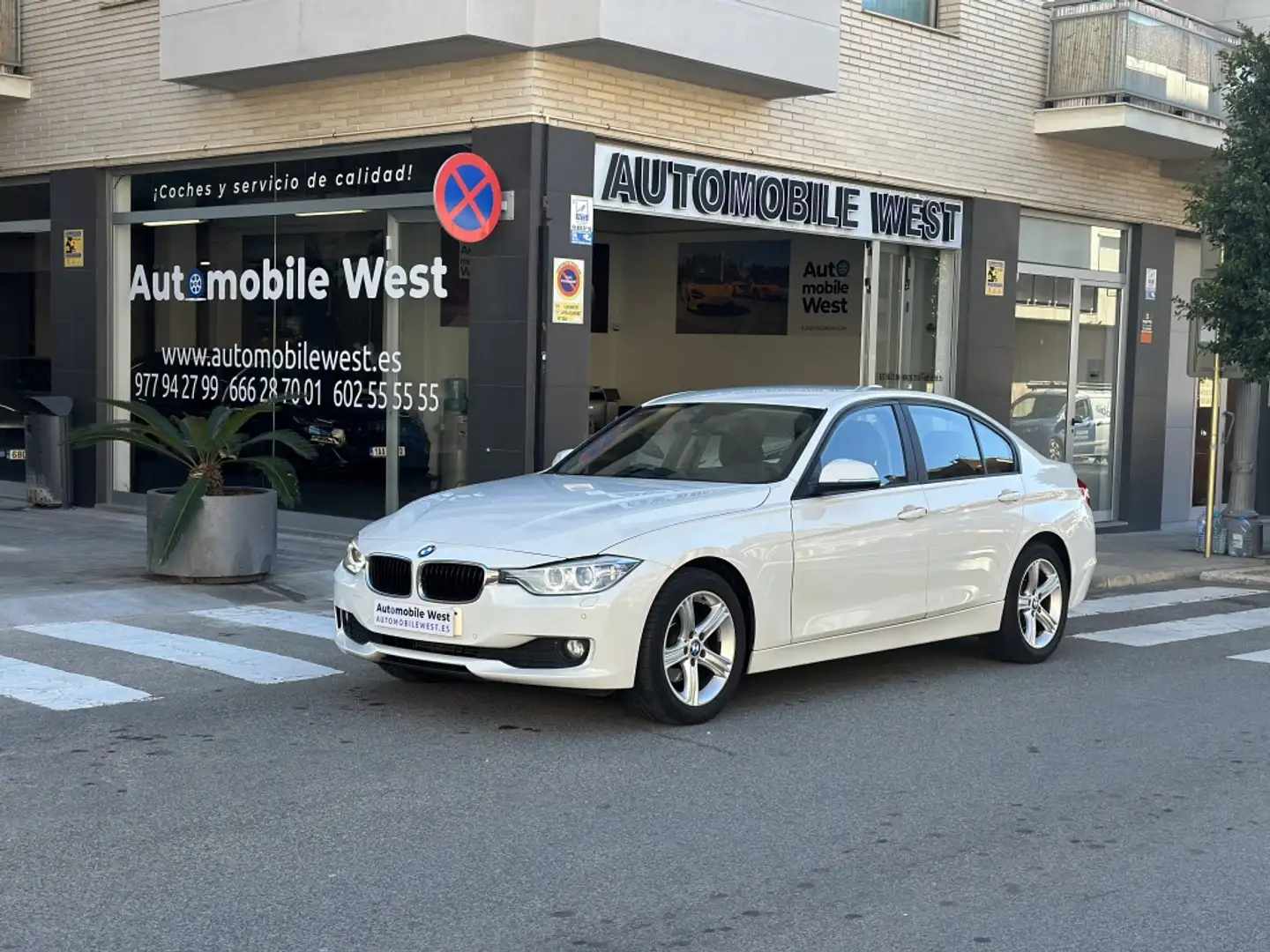 BMW 318 318dA Essential Edition Blanc - 1