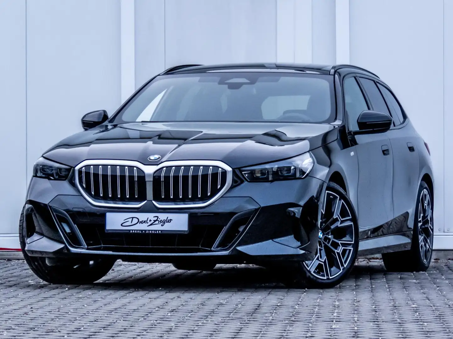 BMW 520 d xDrive Touring M-Sport 20" AHK StHzg PanoDa Negro - 1