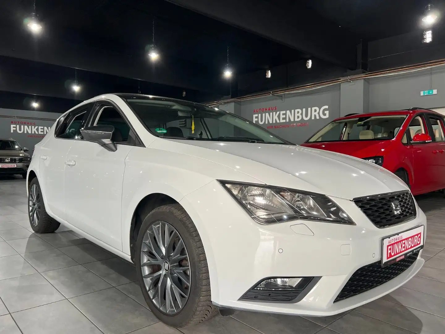 SEAT Leon 1,2 TSI AUT/LEDER/NAVI/PANO/SZH/PDC/TEMPOM. Weiß - 1