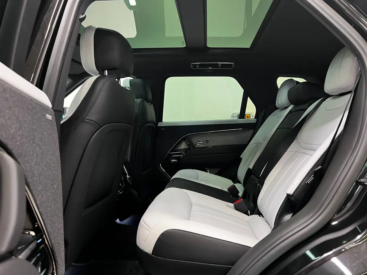 Land Rover Range Rover Sport снимка Land Rover Range Rover Sport