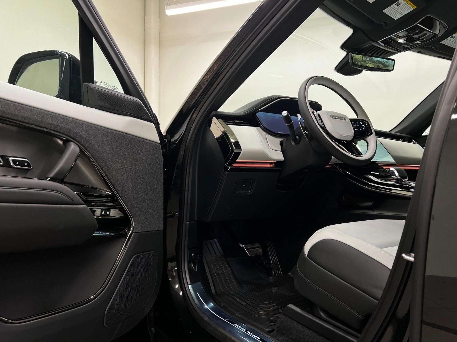 2026 Land Rover Range Rover Sport P400 DYNAMIC HSE alt 4