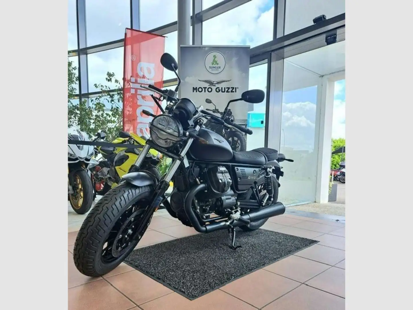 Moto Guzzi V 9 Schwarz - 1