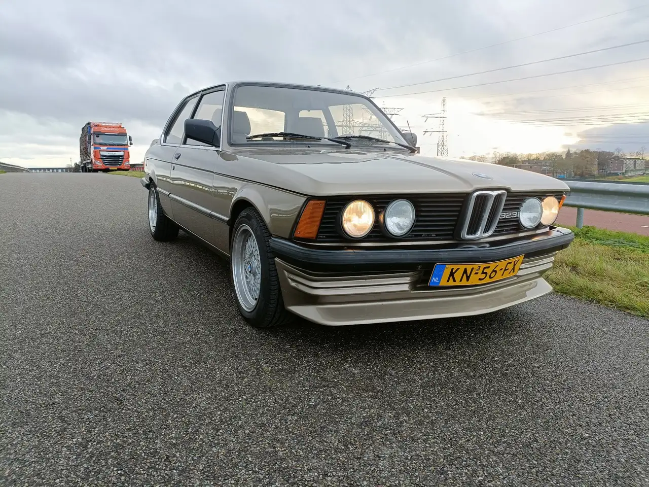 BMW 323 e21 323i, foto 2