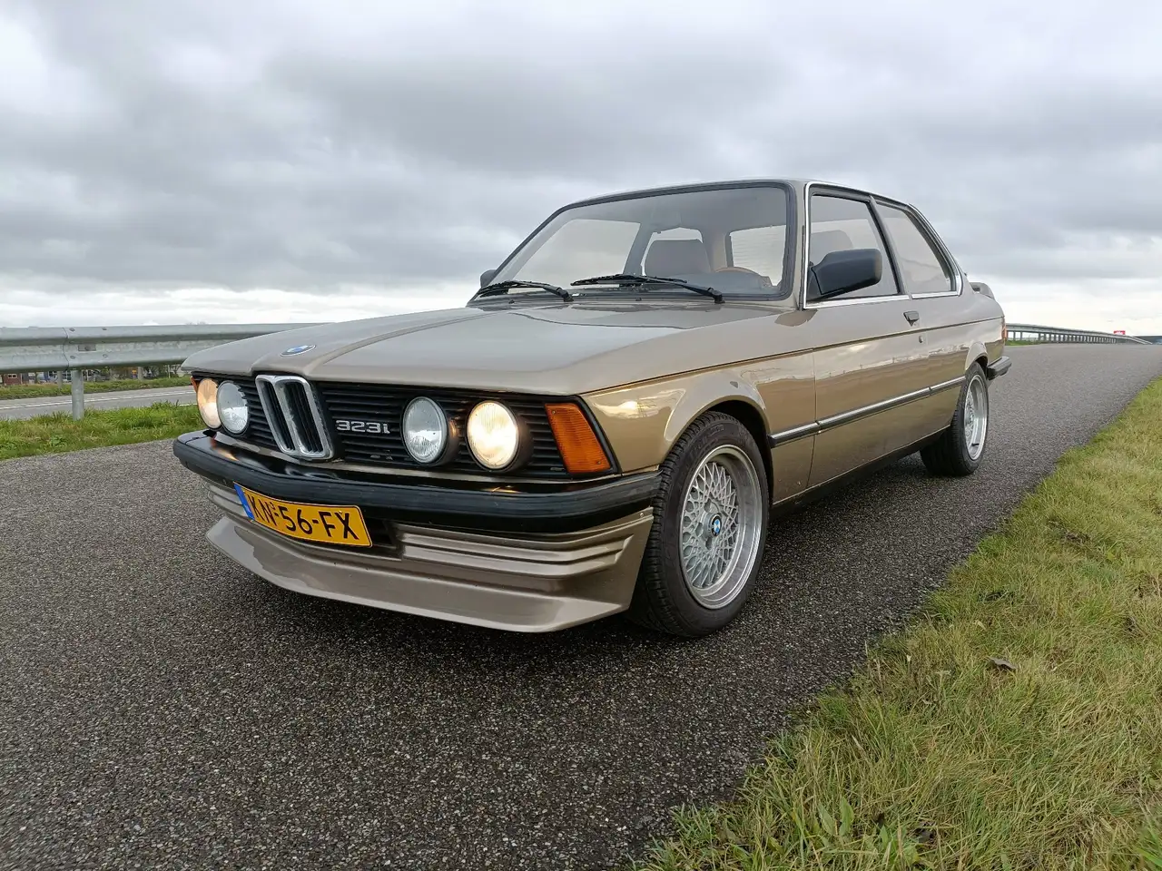 BMW 323 e21 323i, foto 1