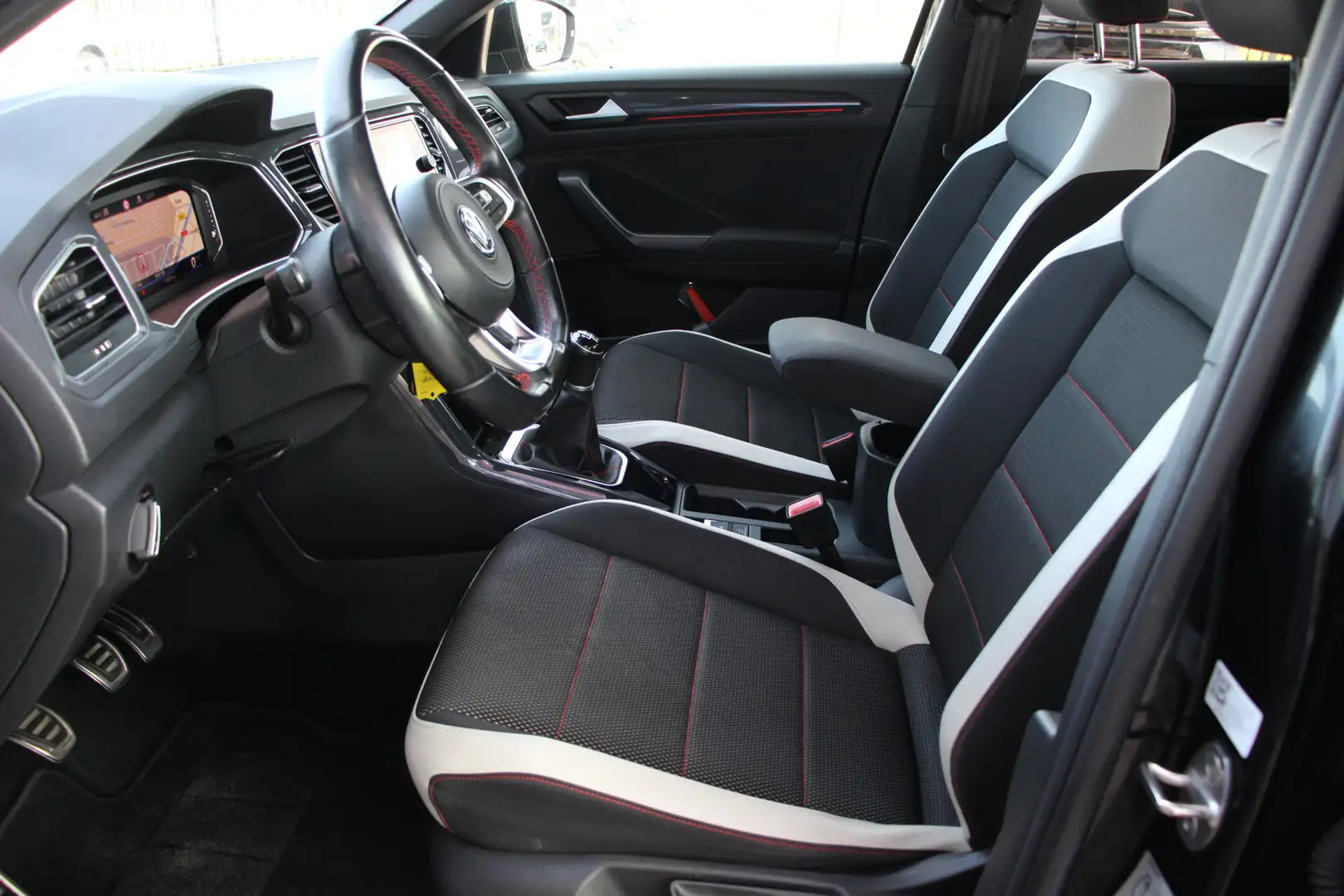 Volkswagen T-Roc 1.0 TSI Sport | Led | VC | ACC | Lane Assist Zwart - 2