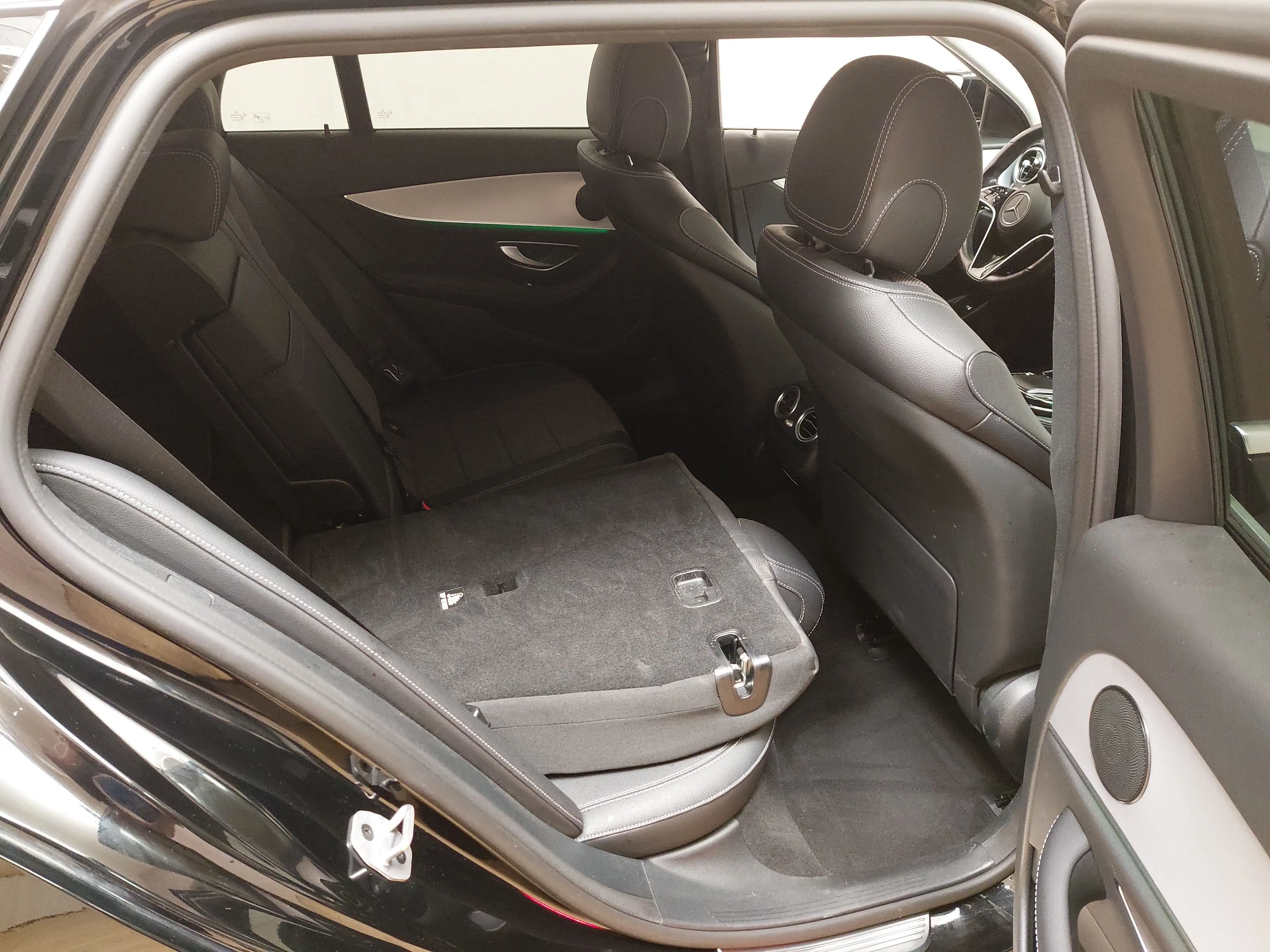 Mercedes-Benz E 220 d T Avantgarde T-Leder Navi LED Widescreen KLIMAAUT RADIO MFL — photo 11