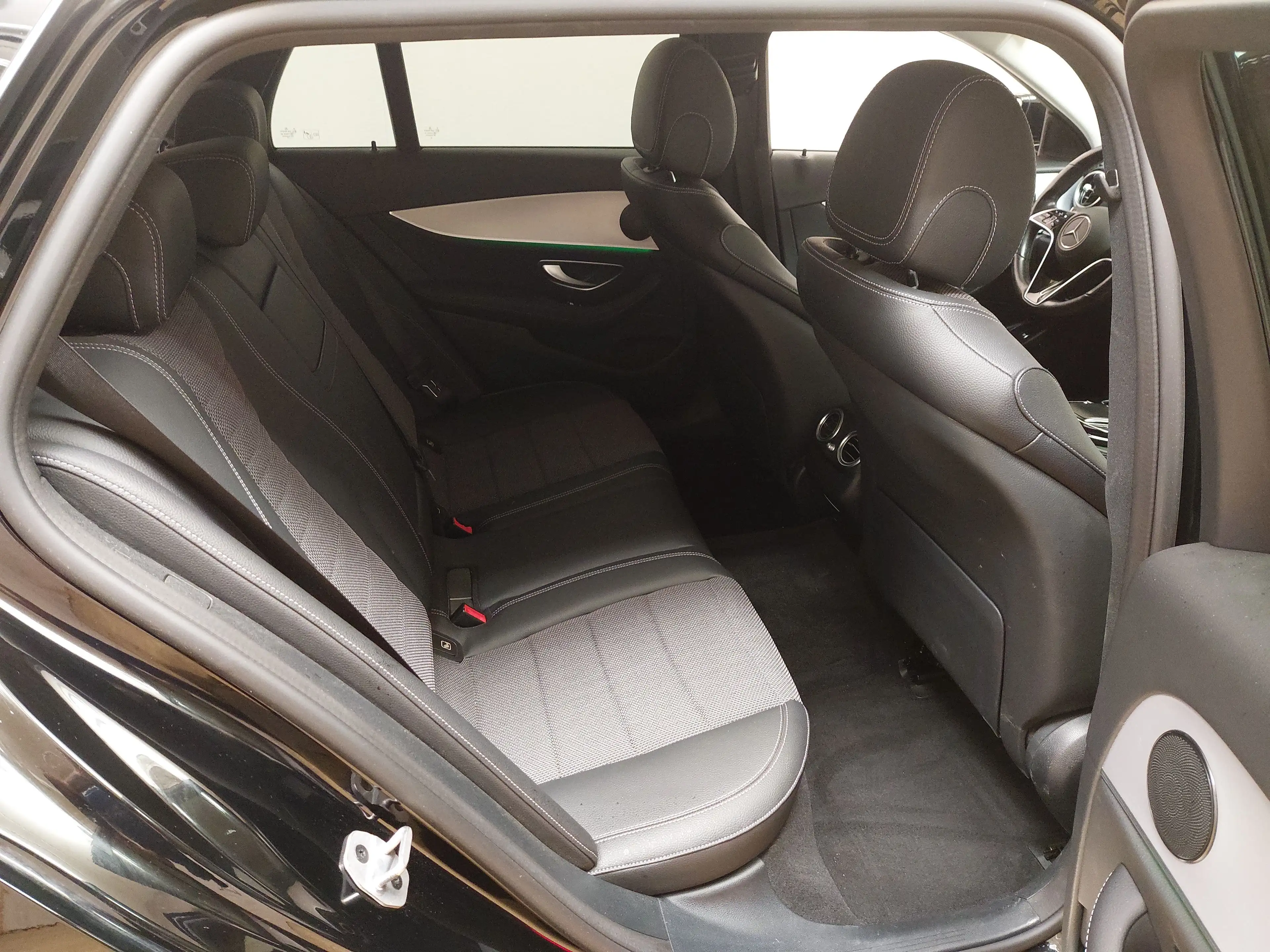 Mercedes-Benz E 220 d T Avantgarde T-Leder Navi LED Widescreen KLIMAAUT RADIO MFL — photo 12