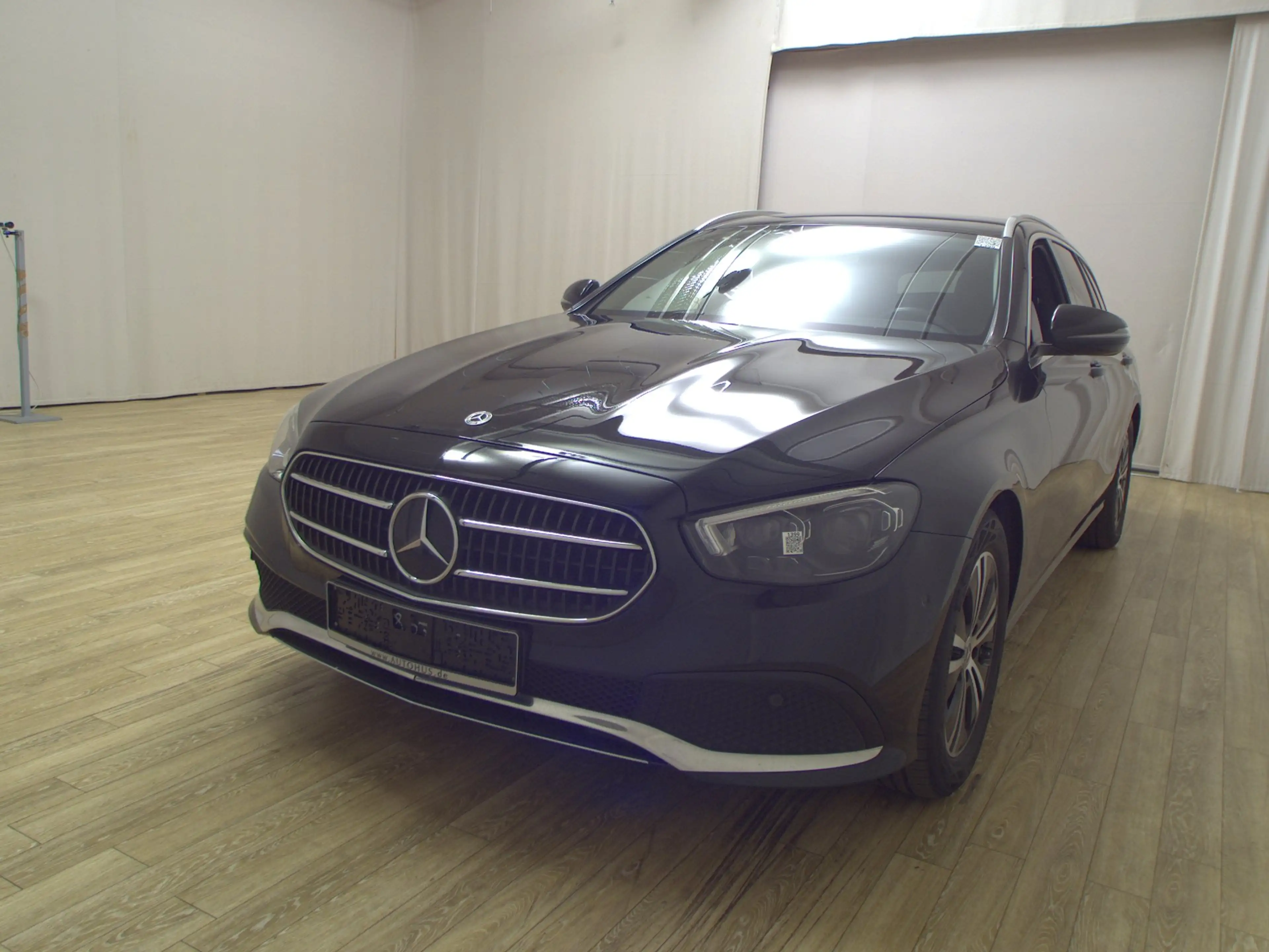 Mercedes-Benz E 220 d T Avantgarde T-Leder Navi LED Widescreen KLIMAAUT RADIO MFL — photo 2