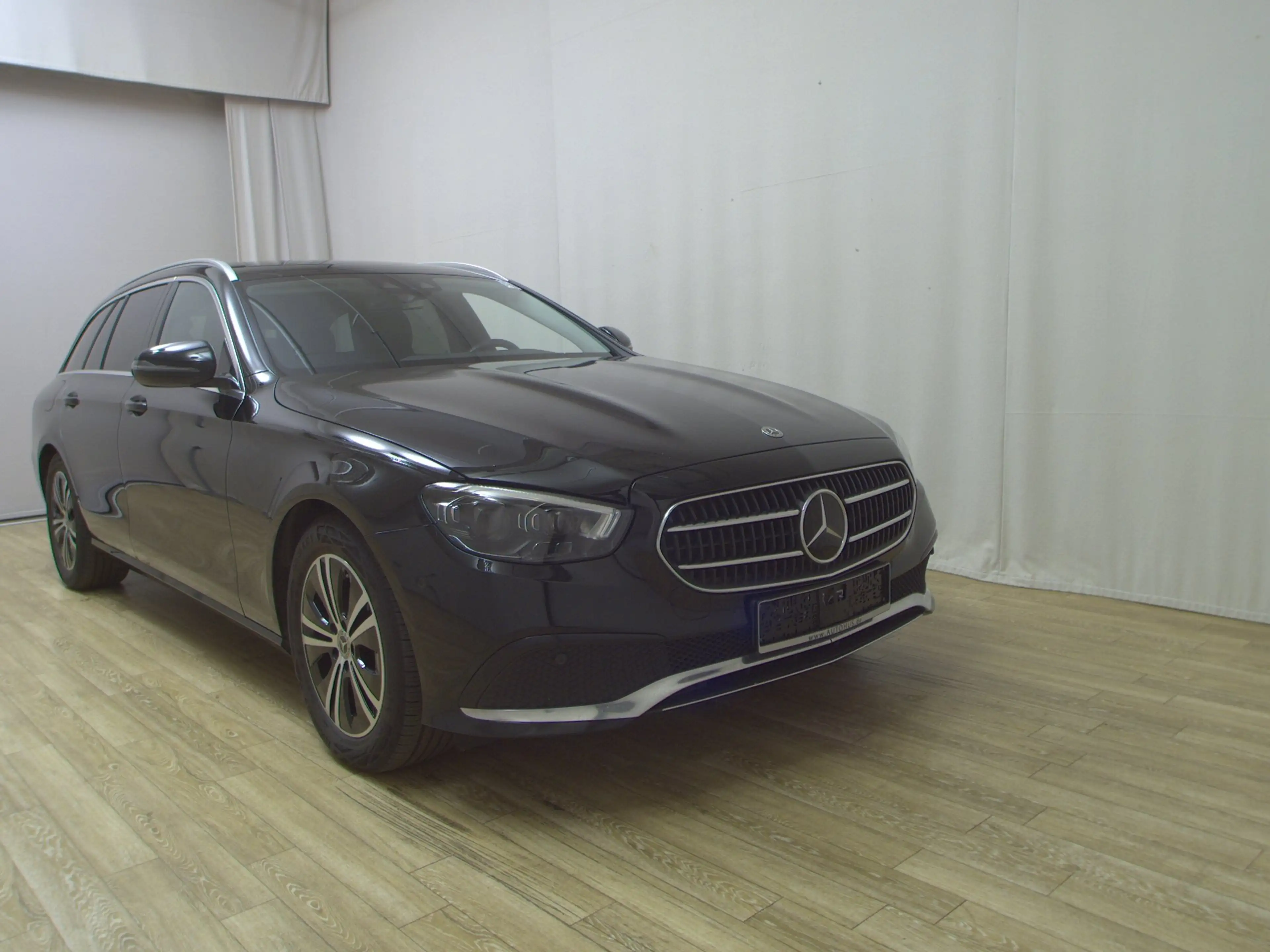 Mercedes-Benz E 220 d T Avantgarde T-Leder Navi LED Widescreen KLIMAAUT RADIO MFL — photo 3