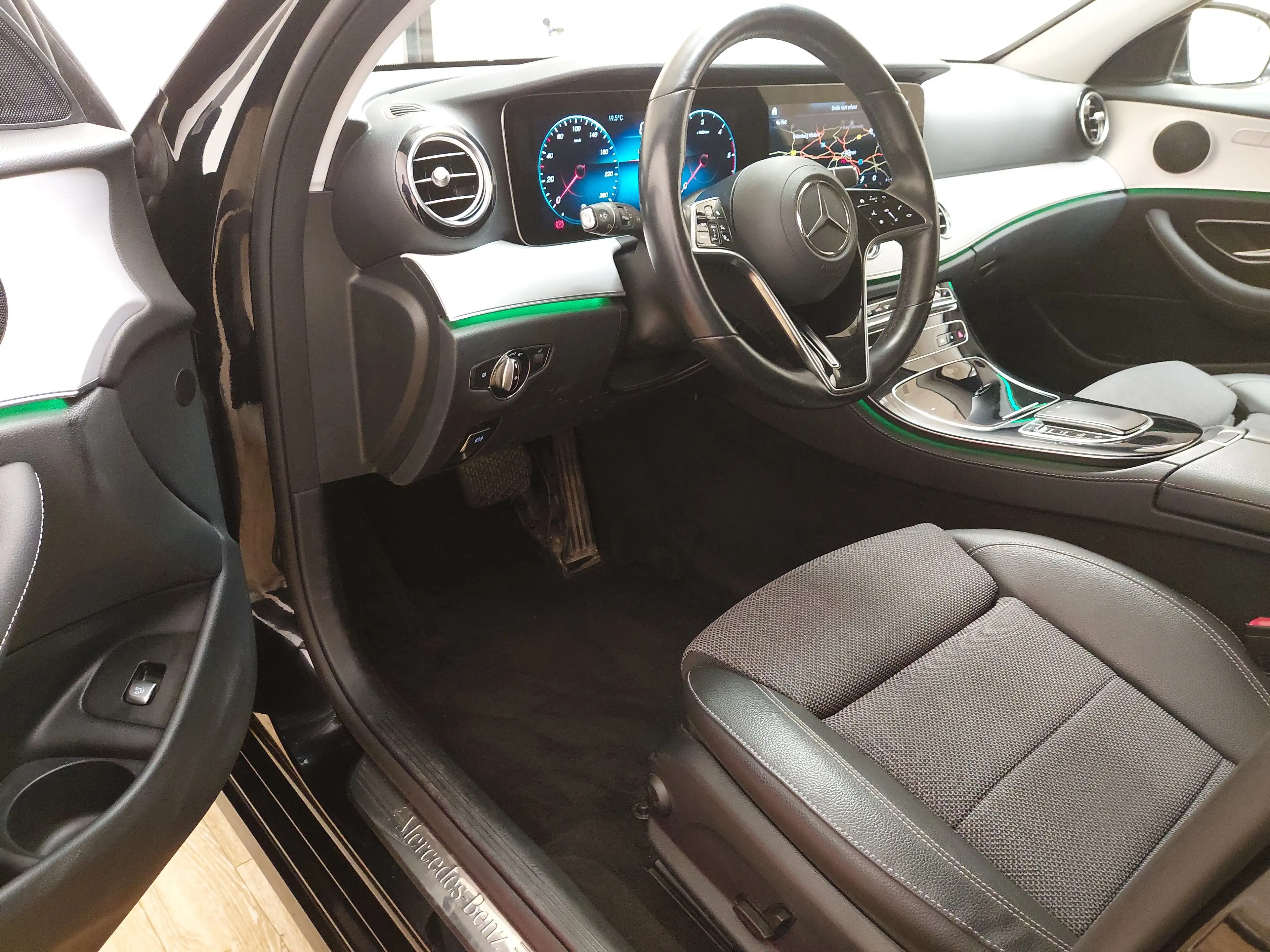 Mercedes-Benz E 220 d T Avantgarde T-Leder Navi LED Widescreen KLIMAAUT RADIO MFL — photo 6