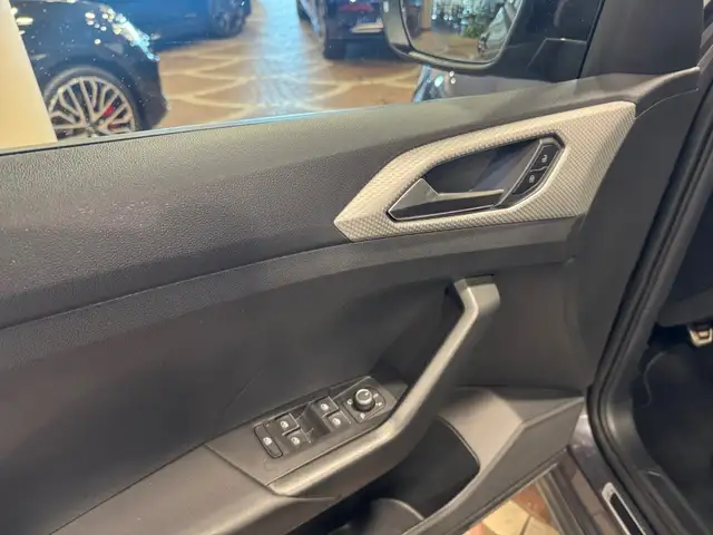 Volkswagen T-Cross view 9