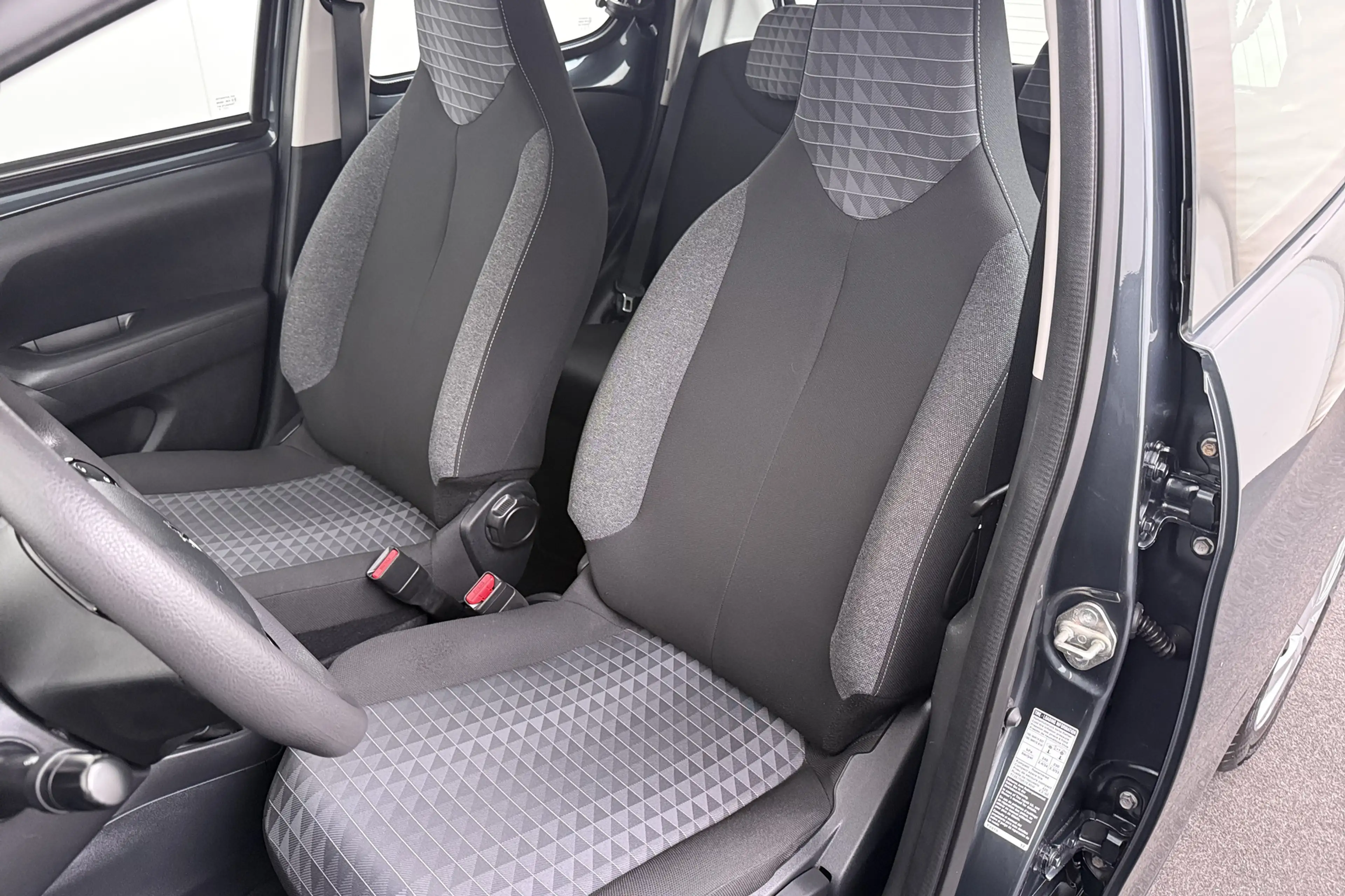 Peugeot 108 1.0 e-VTi Active LED Bluetooth DAB Start/Stop — photo 9