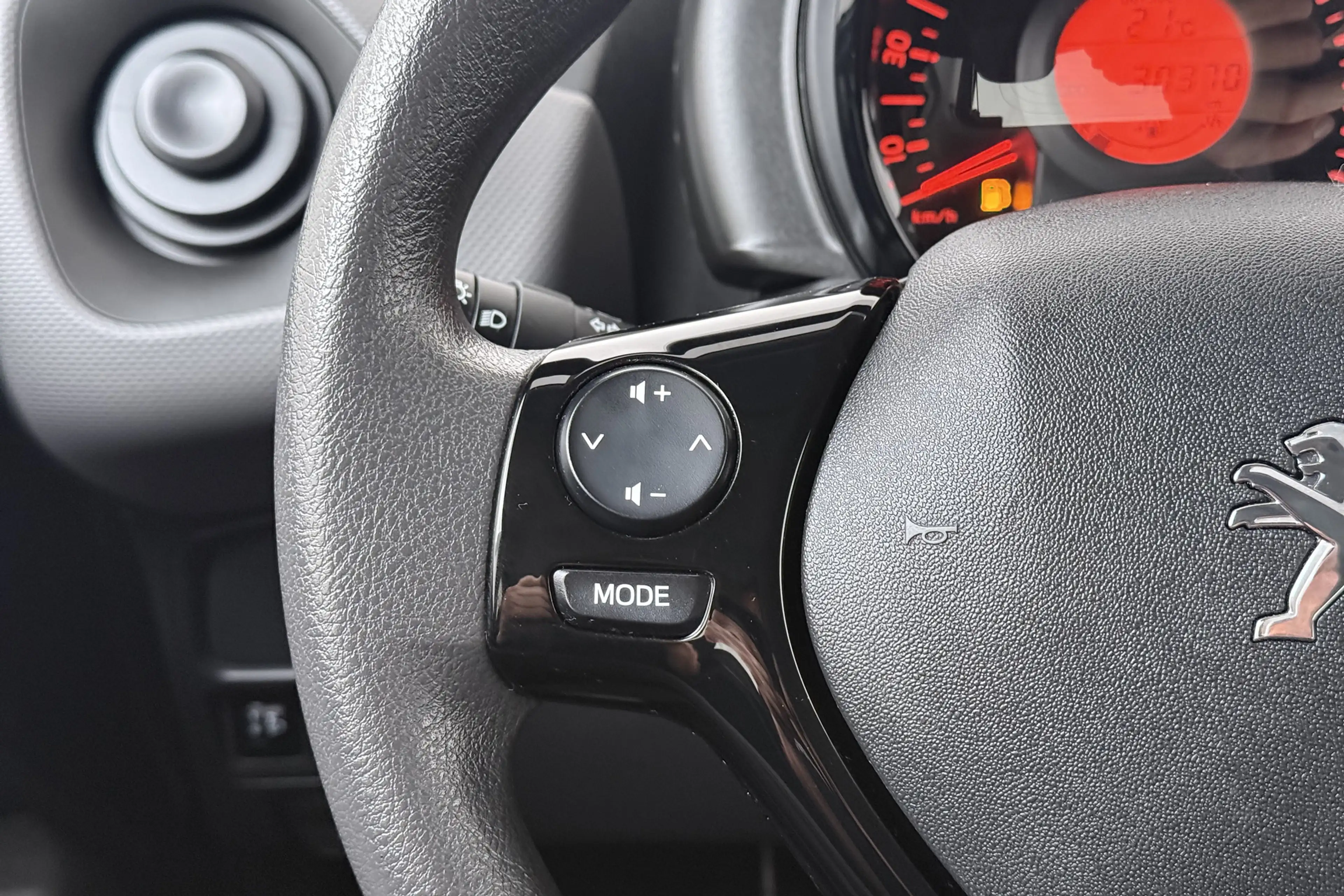 Peugeot 108 1.0 e-VTi Active LED Bluetooth DAB Start/Stop — photo 17