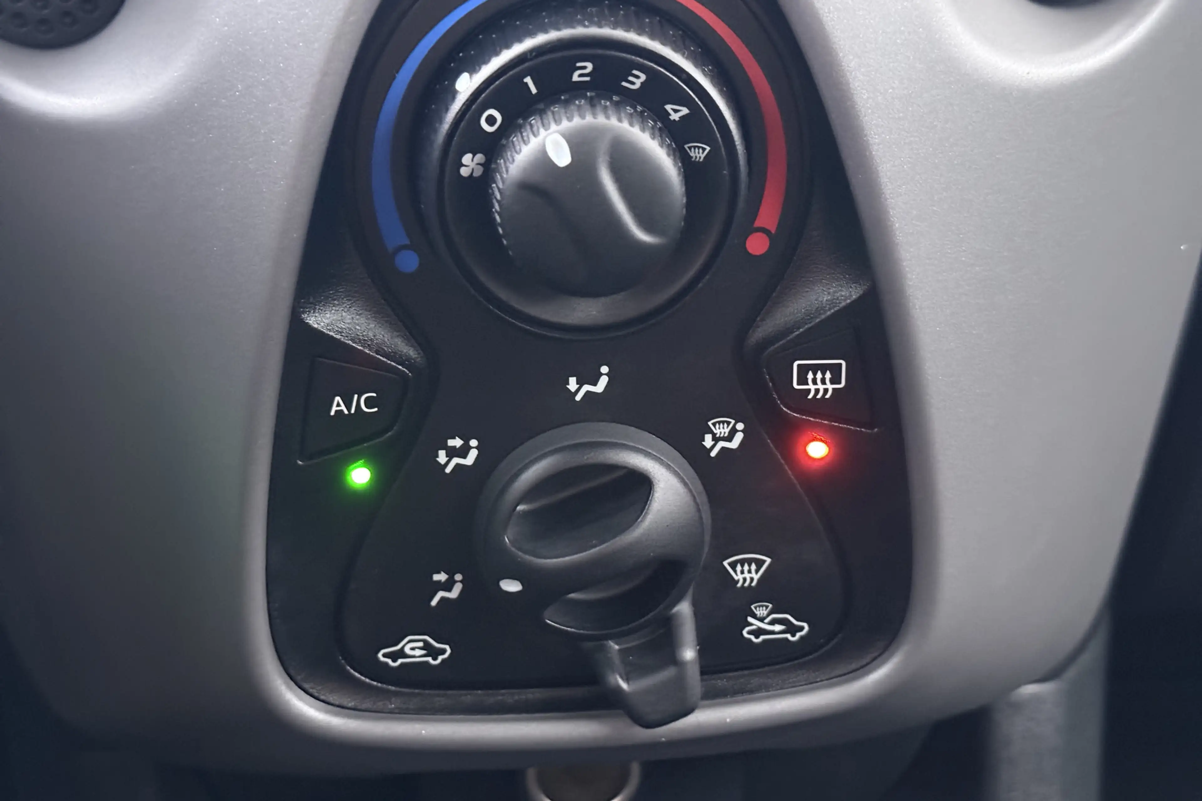 Peugeot 108 1.0 e-VTi Active LED Bluetooth DAB Start/Stop — photo 23