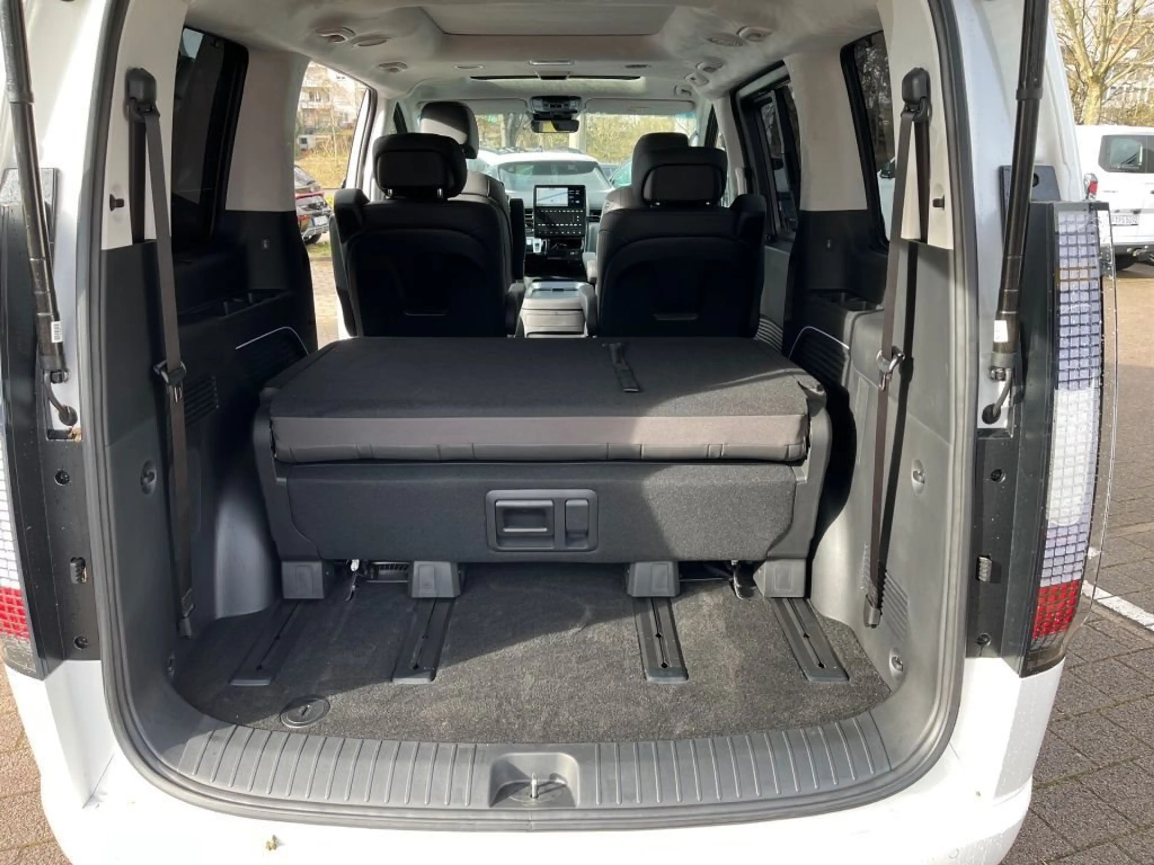 Hyundai STARIA 1.6 T-GDI HEV Signature — photo 12