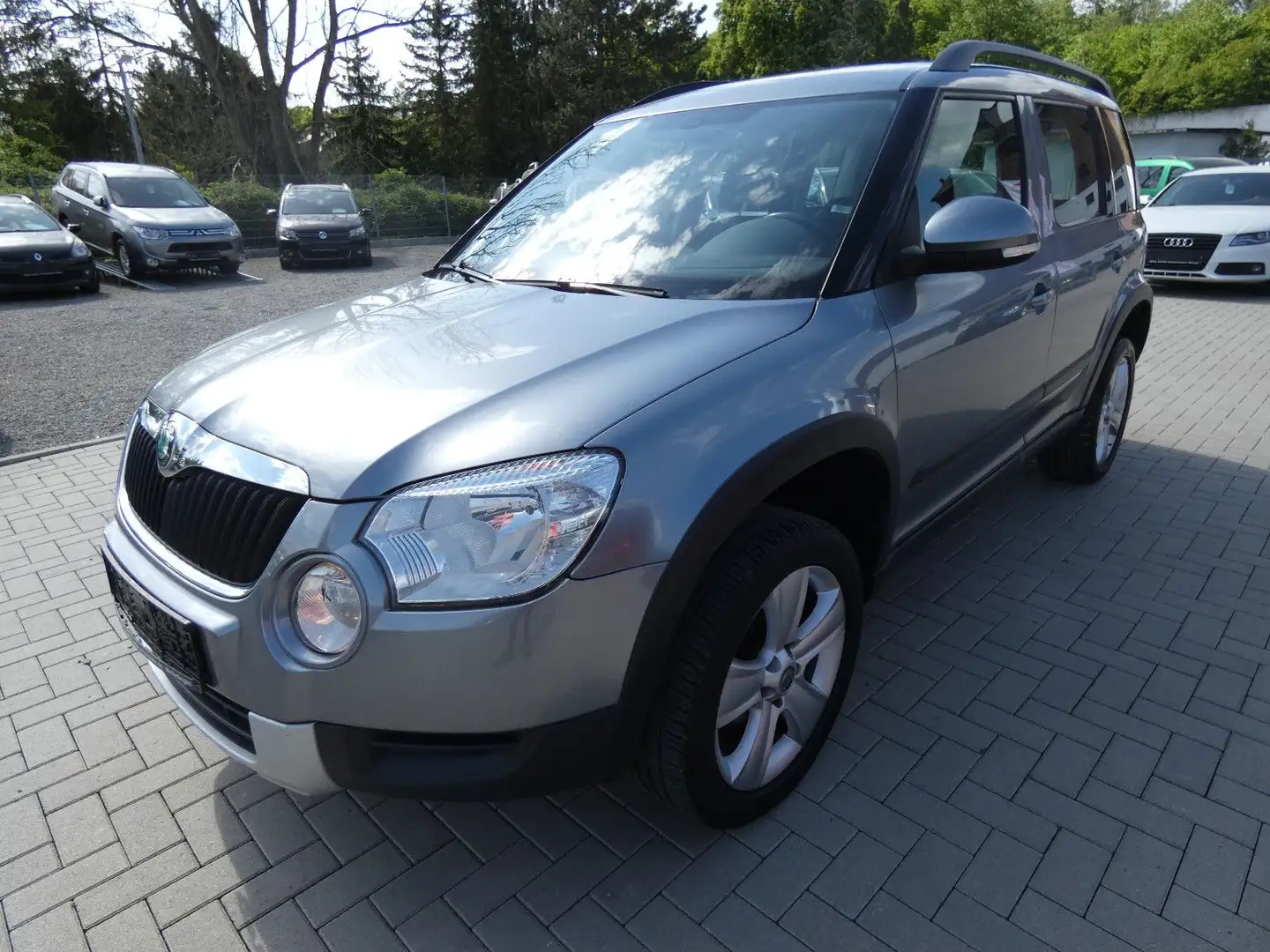 Skoda Yeti 1.2 TSI Ambition *KLIMA*NAVI*MFL*PDC* Grau - 2