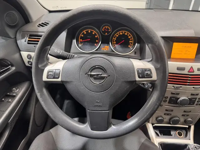 Opel Astra view 12
