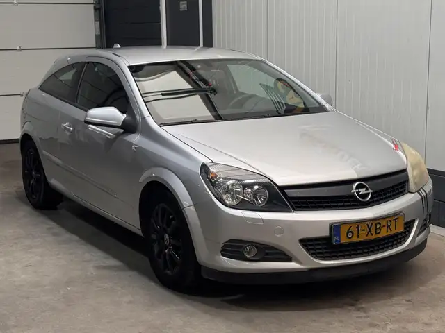 Opel Astra view 3