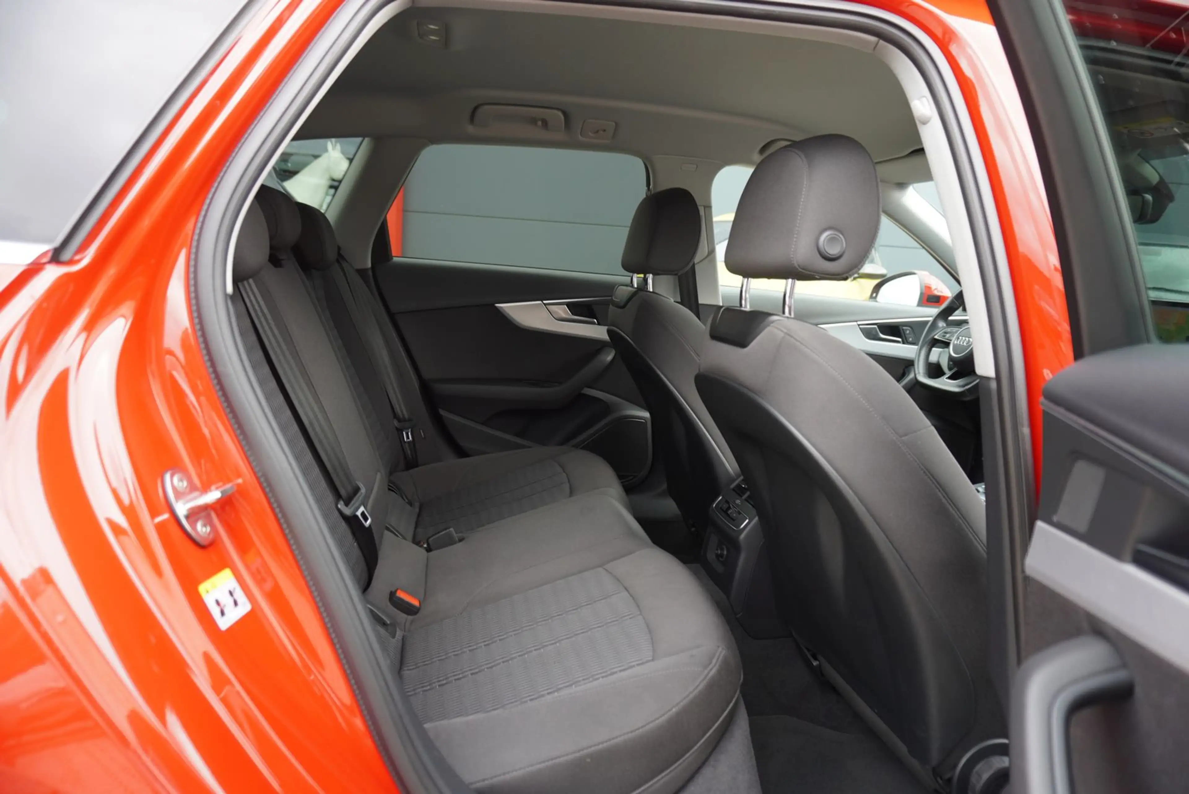 Audi A4 40 TDI Quattro S-Line/LED/NaviMMI/AHK/Assist/ — photo 11