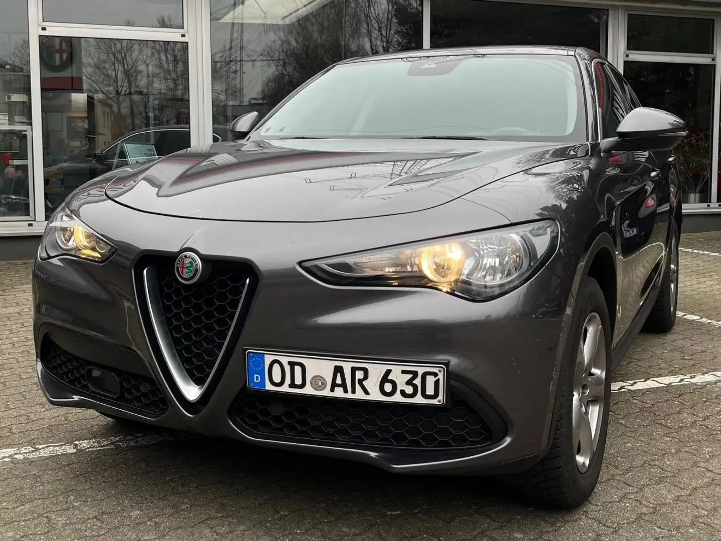 Alfa Romeo Stelvio 2.0 Turbo 16V AT8-Q4 Grau - 1