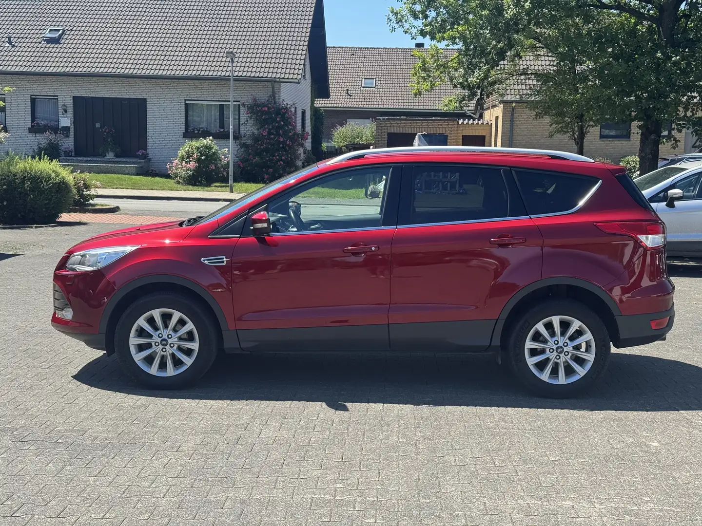 Ford Kuga 1.5 EcoBoost 2x4 Titanium, Panoramadach, SHZ, PDC Rood - 2