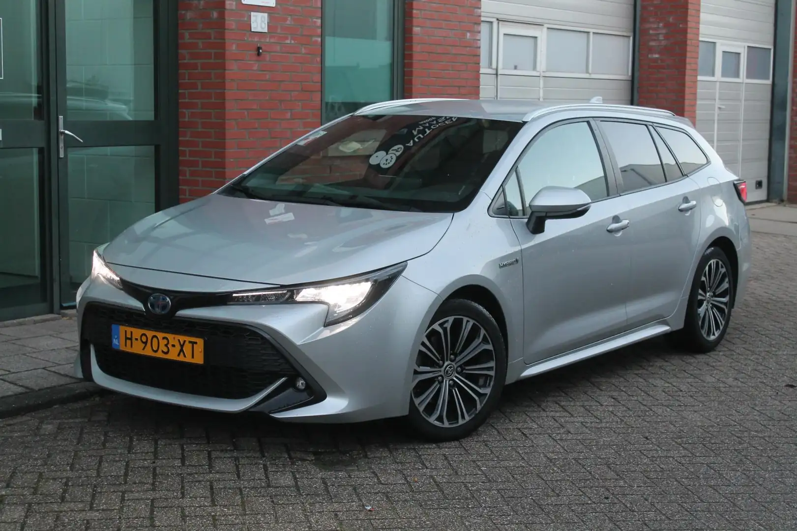 Toyota Corolla Touring Sports 2.0 Hybrid 180PK Business Plus Grijs - 1