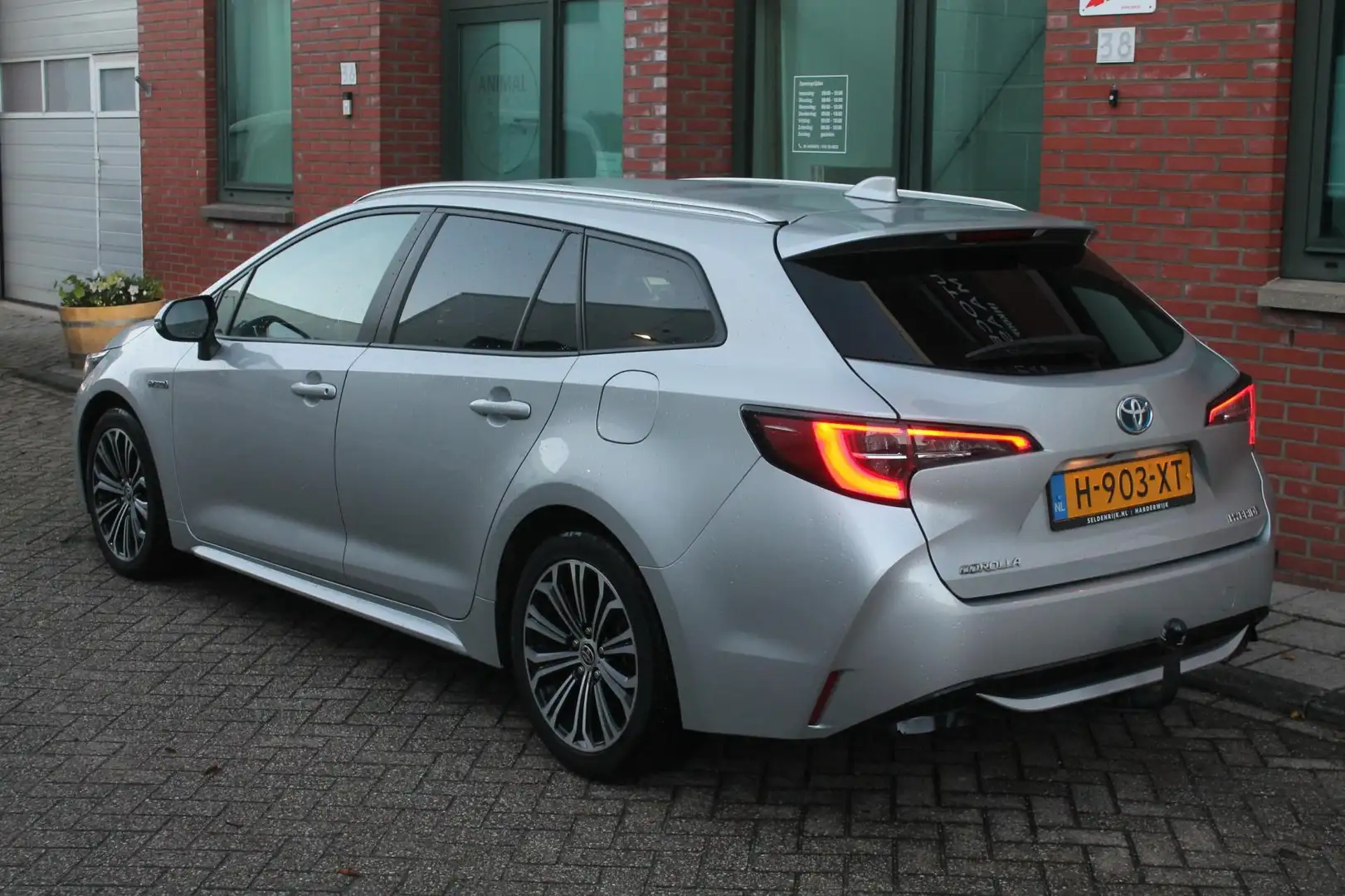 Toyota Corolla Touring Sports 2.0 Hybrid 180PK Business Plus Grijs - 2