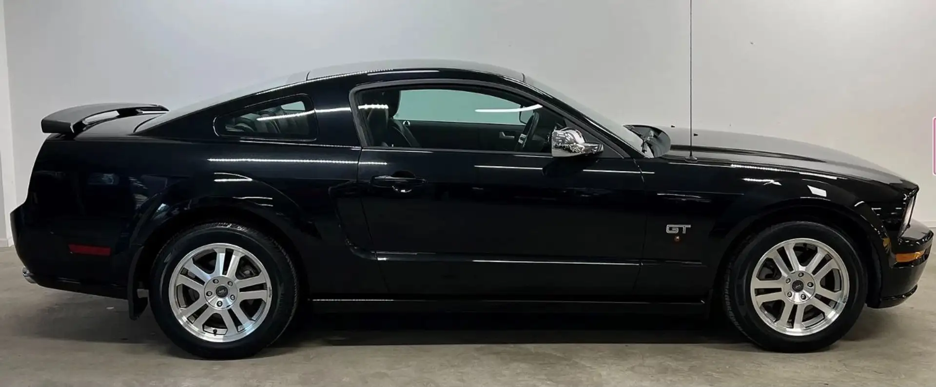 Ford Mustang GT 4.6 V8 Schwarz - 2