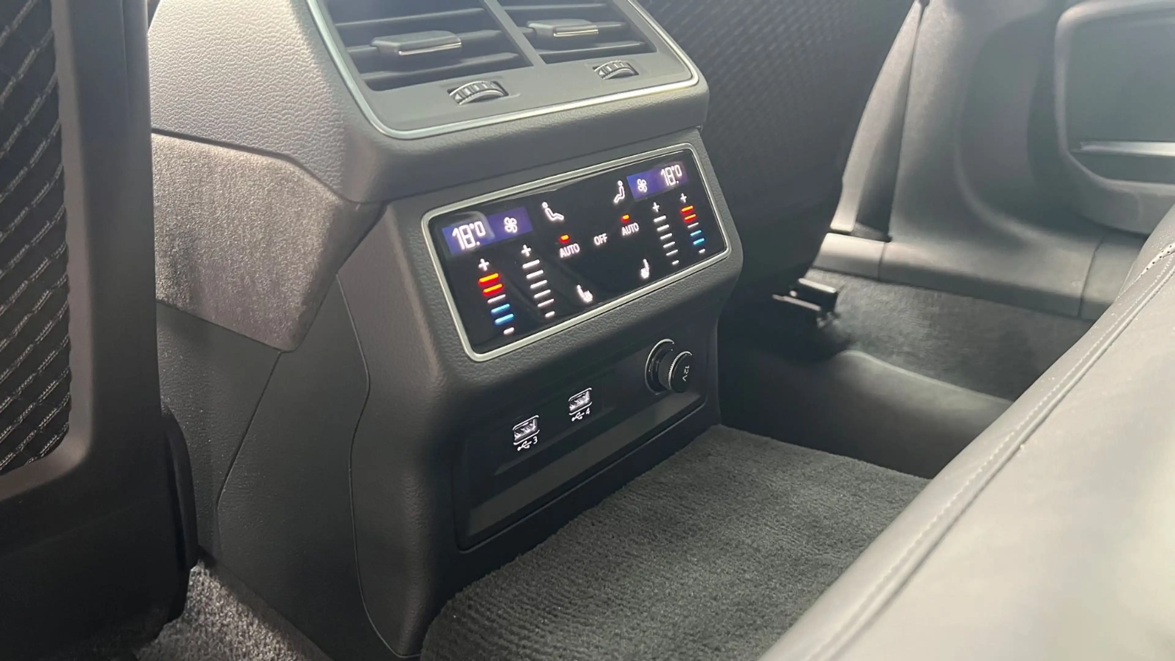 Audi RS6 Avant dyn* Pano * Keramik * B&O * HUD * Luft — photo 14