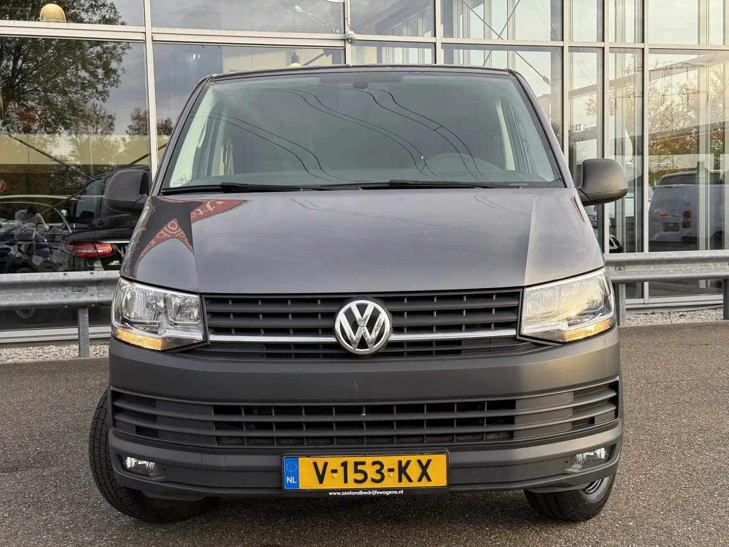 Volkswagen T6 Transporter 2.0 TDI 150pk L2H1 Comfortline | NL-auto | 1e Eig Gris - 2