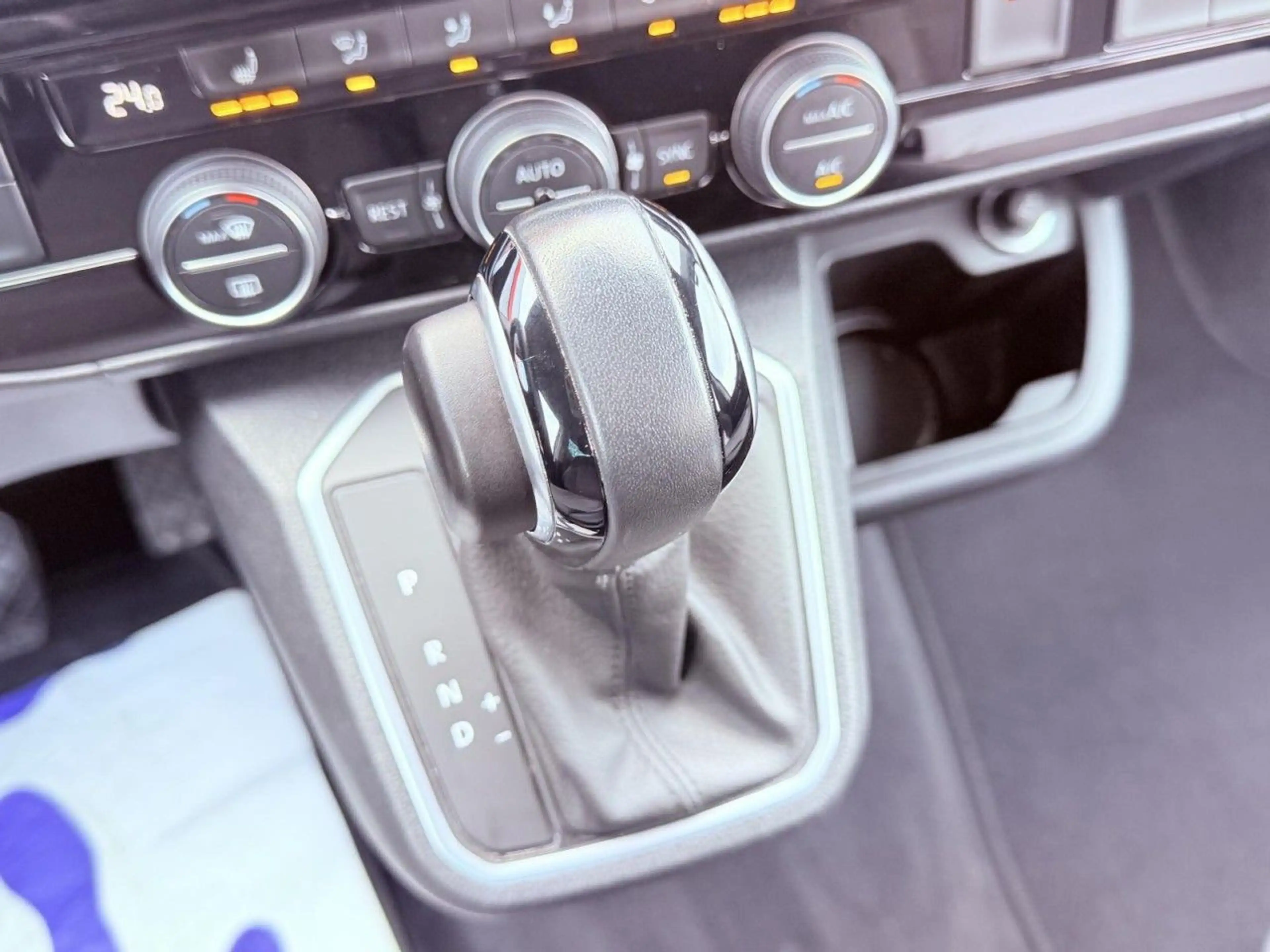 Volkswagen T6.1 Multivan Generation Six 2.0 TDI DSG STHZ Klima Navi — photo 12
