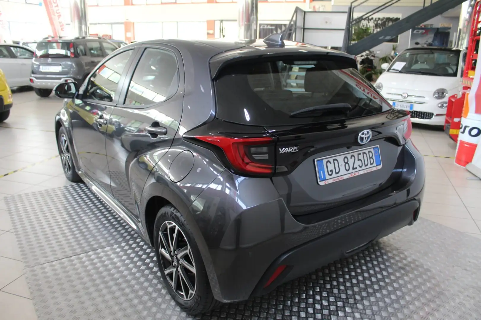 Toyota Yaris 1.5 Hybrid 5 porte Trend Grau - 2