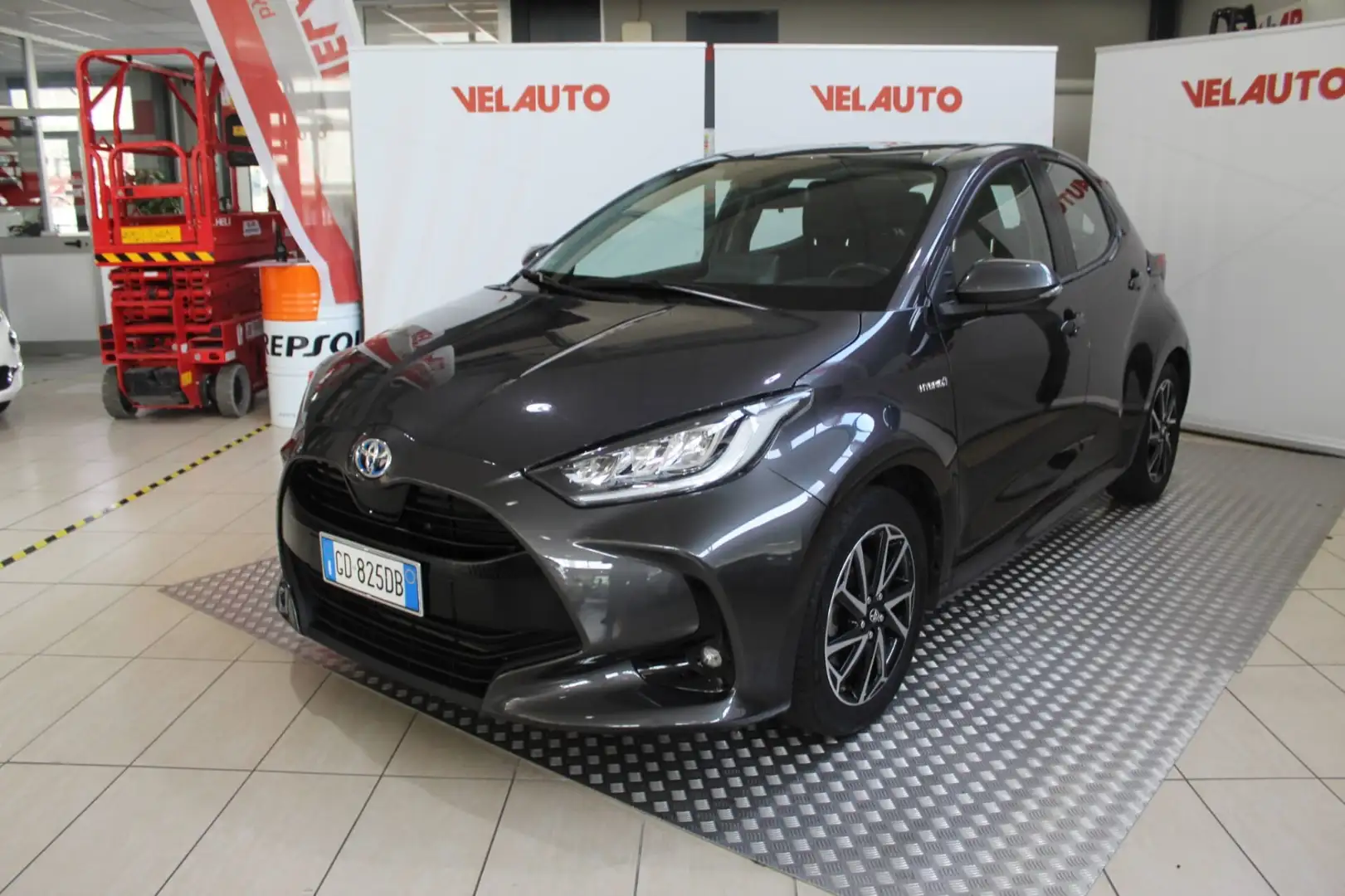 Toyota Yaris 1.5 Hybrid 5 porte Trend Grau - 1