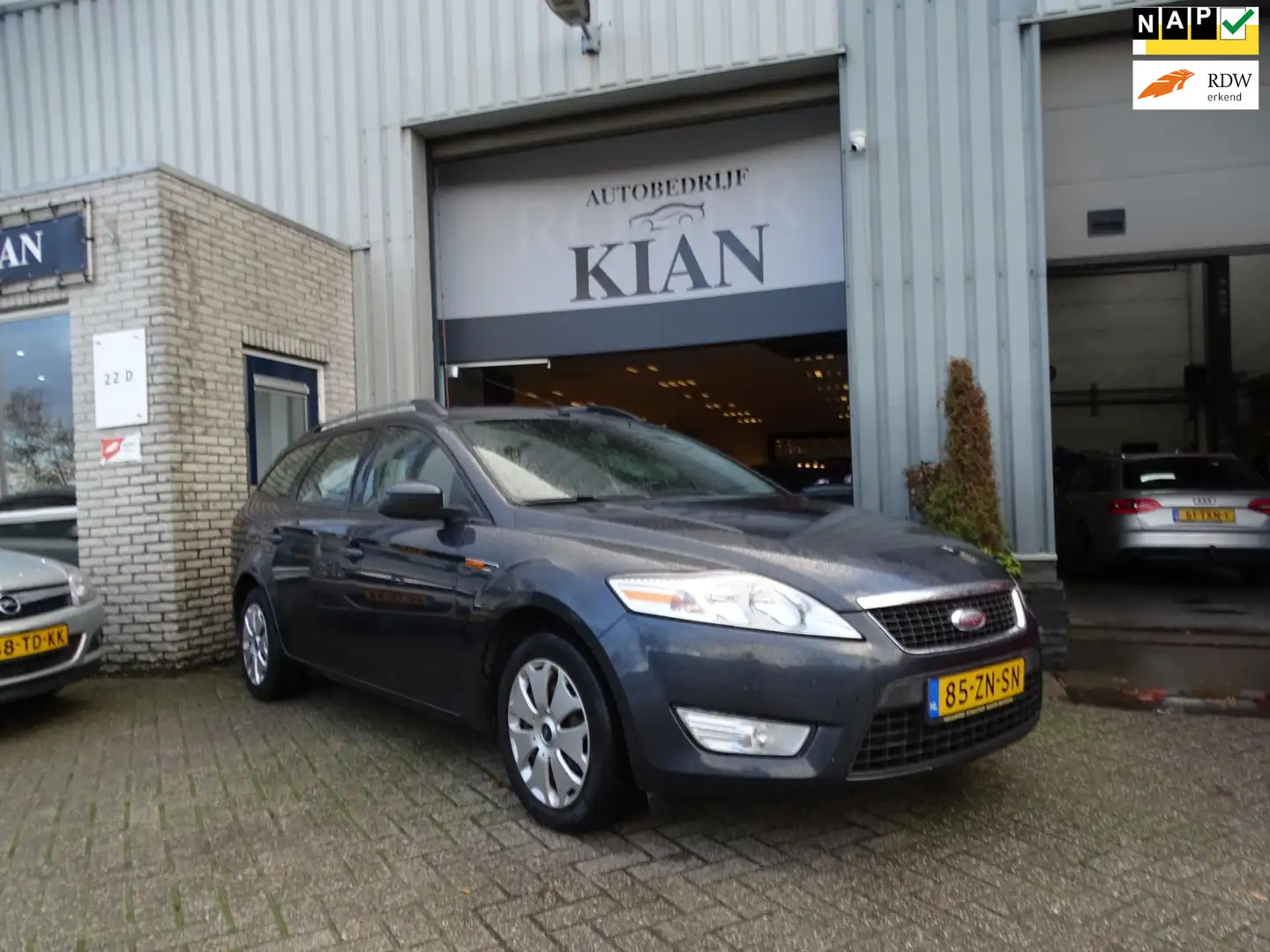 Ford Mondeo Wagon 1.6-16V Trend Grau - 1