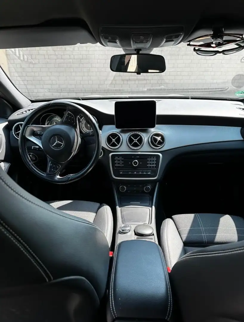 Mercedes-Benz GLA 180 Zwart - 2