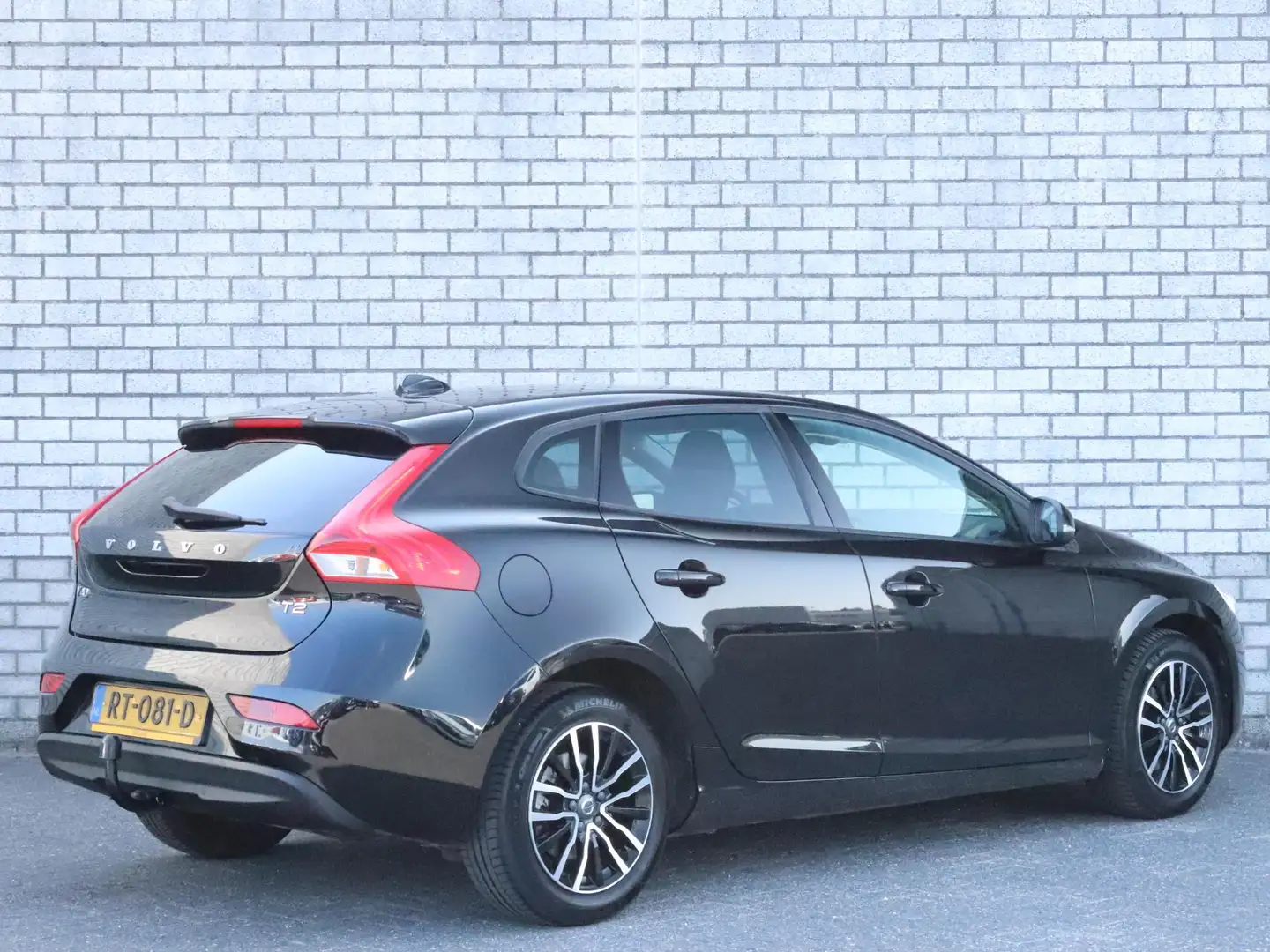 Volvo V40 2.0 T2 Nordic+ | Navigatie | Trekhaak | Stoelverwa Zwart - 2